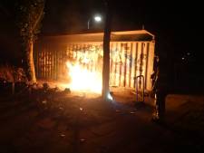 Brandweer blust brand bij Smileyveld in Enschede
