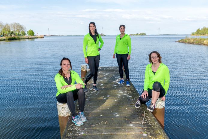 Vier dames gaan de oceaan bevaren (vlnr: Anique, Brenda, Jolande, Pauline)
