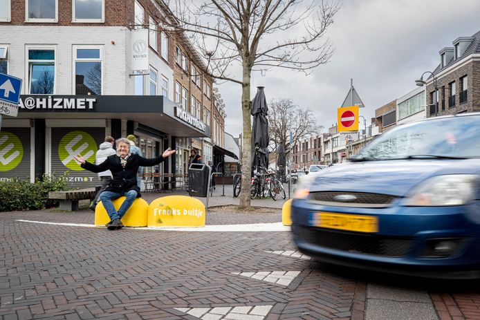 Naamgever Frank van den Nieuwenhof bij ‘Franks Bultje’ op de hoek van de Kruisstraat en de Nieuwe Fellenoord.