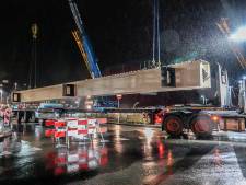 Imposante lading in Zwolle: eerste delen van nieuwe brug komen aan bij station