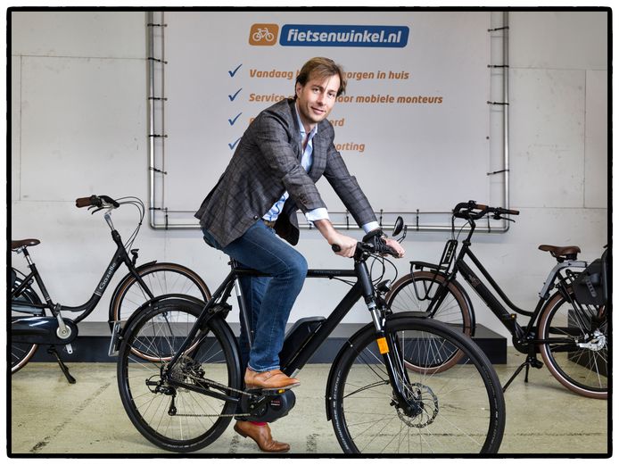 Ceo Bastiaan Hagenouw van International Bike Group, het moederbedrijf van Fietsenwinkel.nl, op een e-bike