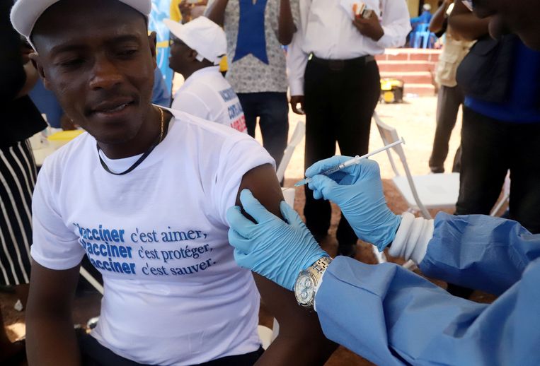 Ebola vaccinatie na een uitbraak van de ziekte in de stad Mbandaka in Congo in mei 2018. Beeld REUTERS/Kenny Katombe