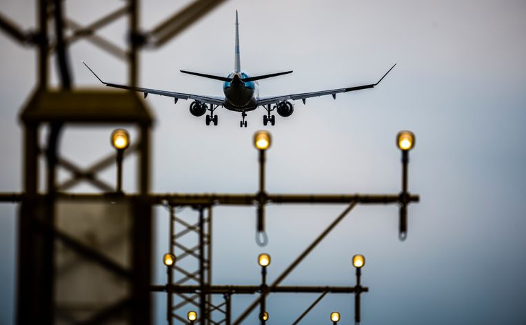 Een KLM-vliegtuig landt op luchthaven Schiphol. Beeld Freek van den Bergh / de Volkskrant