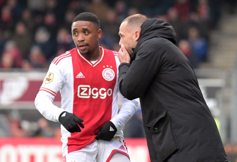 Steven Bergwijn en interim-trainer John Heitinga tijdens Excelsior-Ajax op 29 januari. Beeld GERRIT VAN KEULEN/ANP 