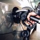 Je hoeft nooit meer uit de auto stappen om te weten waar de tankdop zit