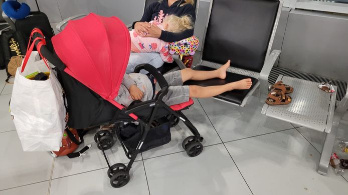 Gestrande passagiers, onder wie jonge kinderen, moesten in de hal van de luchthaven slapen.