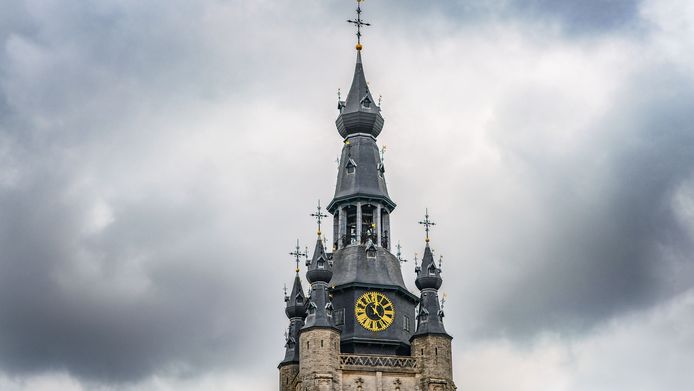 Je hebt boven in de toren, je ziet op deze foto de borstwering onder de klok, een prachtig uitzicht op Kortrijk en omgeving.