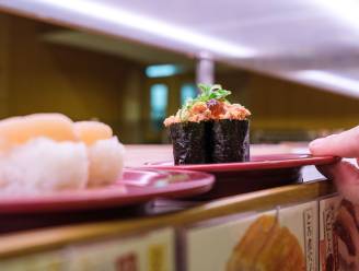 ‘Sushiterreur’ in Japan: drie arrestaties nadat klanten voor de grap voedsel op lopende band met speeksel besmeuren