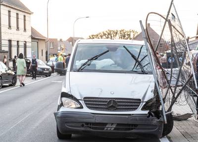 Roekeloos inhaalmanoeuvre loopt slecht af in Zwalm: 6 gewonden bij verkeersongeval