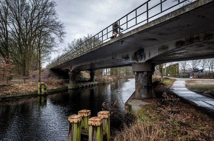 De brug van de Geldropseweg in Helmond wordt vervangen.