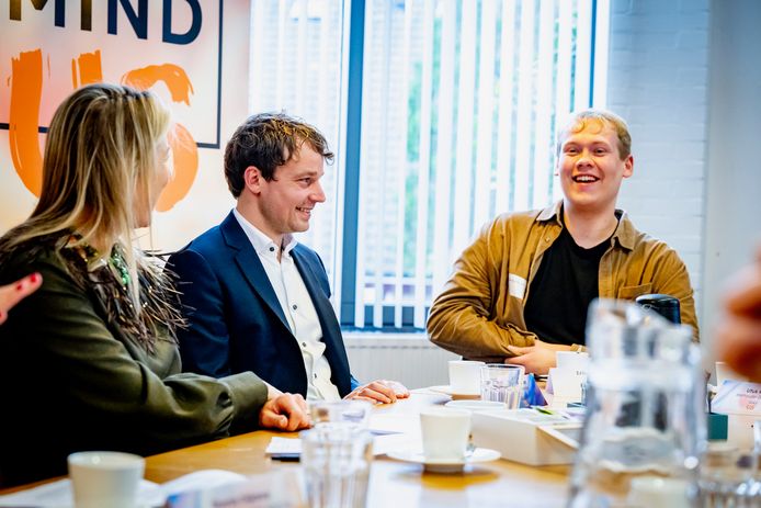 Koningin Máxima in gesprek met Astenaar Erik Bukkems (rechts) en de Oosterhoutse wethouder Guus Beenhakker over eenzaamheid.