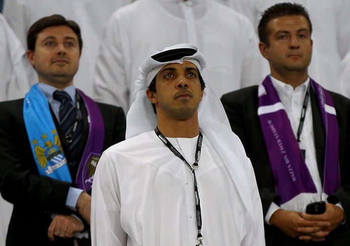 Sheikh Mansour (midden).
