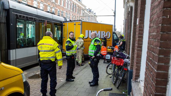 Bestelbus schiet stoep op na botsing met tram: voorbijganger (70) raakt zwaargewond