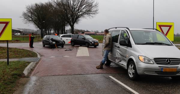 Een gewonde na ongeval tussen personenauto en bestelbusje in Westerbeek