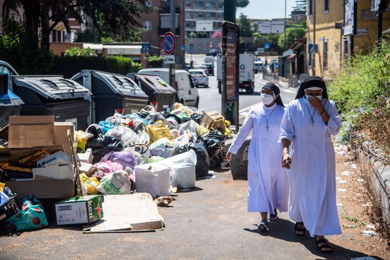 Les journaux italiens voient les éboueurs de Rome guéris après des “visites médicales miraculeuses”