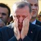 Erdogan geeft al snikkend speech tijdens begrafenis