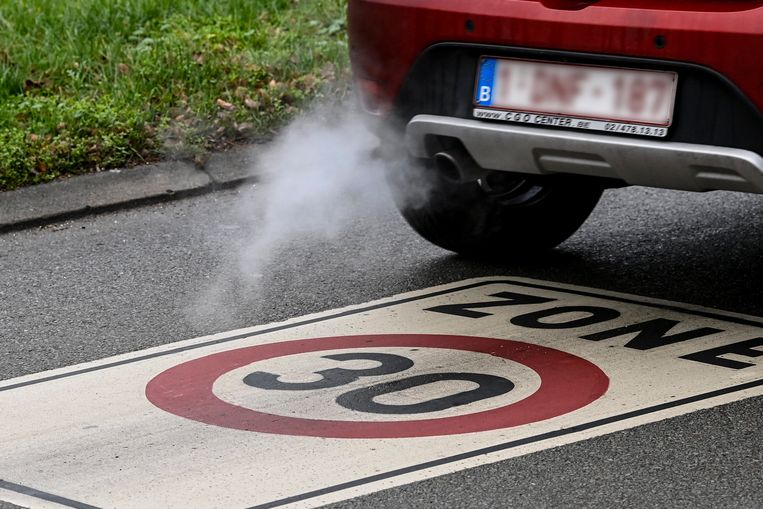 Fijn stof komt onder meer vrij in het verkeer. Vooral dieselmotoren stoten fijn stof uit, maar ook bandenslijtage of remmen veroorzaakt fijn stof. Beeld Photo News