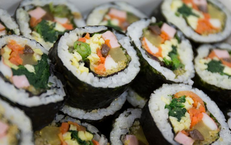 Kimbap, oftewel vegetarische Koreaanse sushi. Beeld Thinkstock