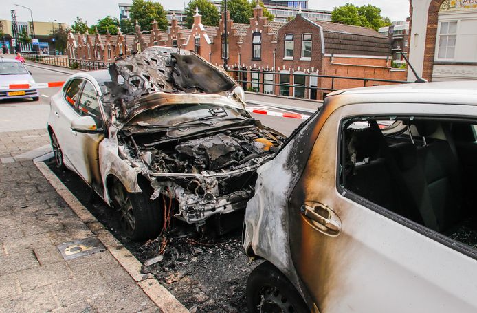 Twee auto's raakten beschadigd bij de brand.