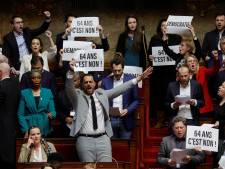 Franse regering drukt omstreden pensioenwet door voordat Kamer stemt, premier uitgejouwd