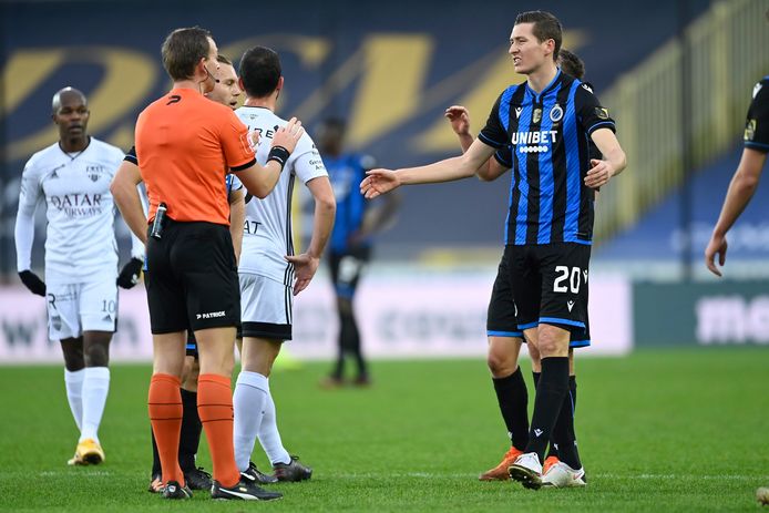 BRUGGE, BELGIUM - DECEMBER 26 : Hans Vanaken midfielder of Club Brugge in discussion with referee Nathan Verboomen after a red card during the Jupiler Pro League match between Club Brugge and KAS Eupen at the Jan Breydel stadium on December 26, 2020 in Brugge, Belgium, 26/12/2020 ( Photo by Nico Vereecken / Photo News