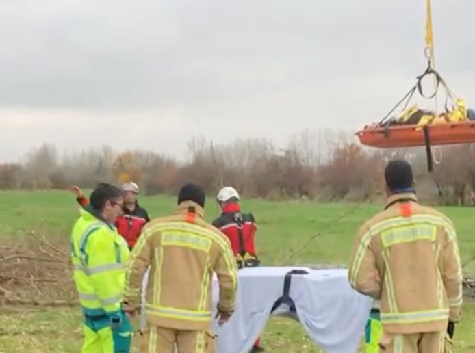 Het slachtoffer werd veilig naar beneden gebracht, daar wachtte de hulpdiensten met een brancard.