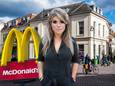 Renske Kruitbosch met op de achtergrond het pand in Deventer waar een nieuwe McDonald's in komt.