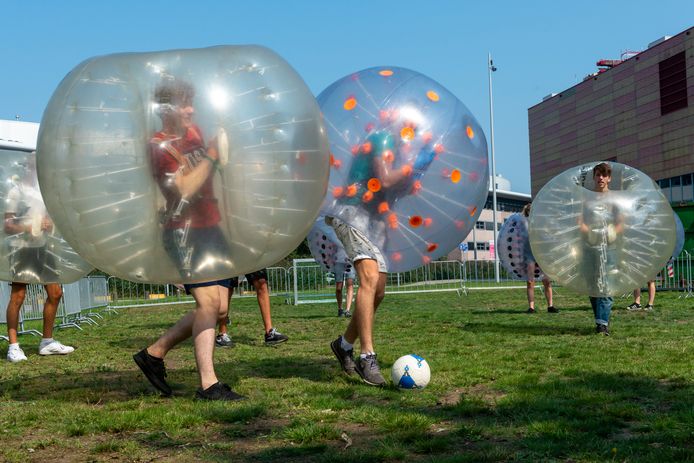 Studenten spelen op het Science Park bubbleball tijdens de Introweek van 2019.