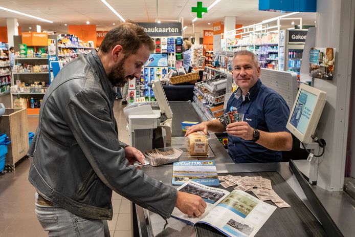 Gerrit Boomgaard bracht met de Historische Vereniging Wijhe, het stickerboek ‘Wijhe, de parel aan de IJssel’ uit via zijn Albert Heijn supermarkt.