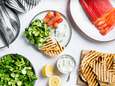 Wat Eten We Vandaag: Ingelegde zalm met flatbread, kruidenkaas en frisse salade