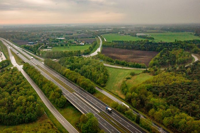 De A67 ter hoogte van Asten. De Peelgemeenten zoeken onder meer langs deze snelweg naar plekken voor een nieuw regionaal bedrijventerrein.
