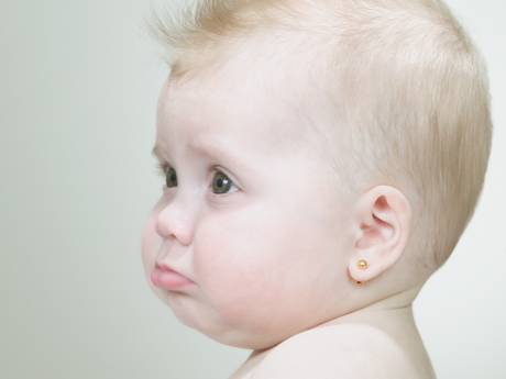 Baby's met oorknopjes: schattig of mishandeling?