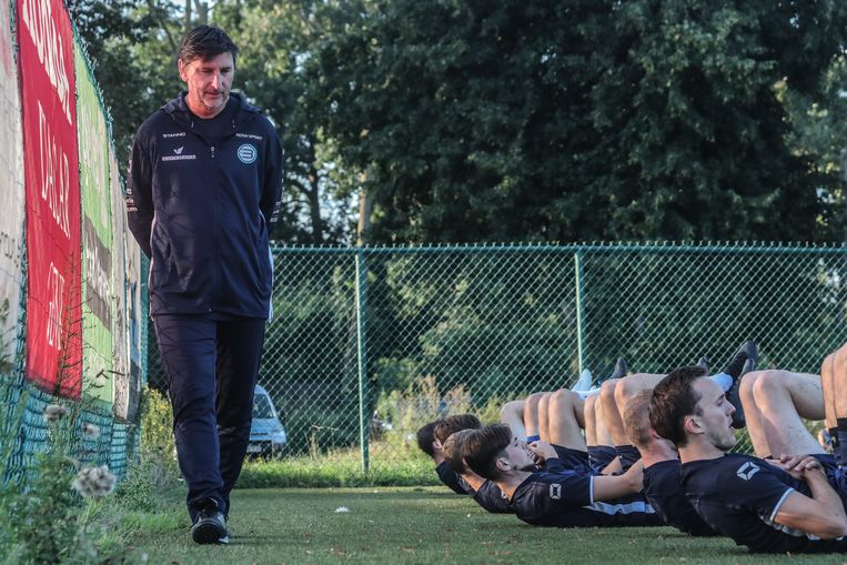 Coach Luc Nilis laat zijn spelers van Belisia stretchen. Beeld Pieter-Jan Vanstockstraeten