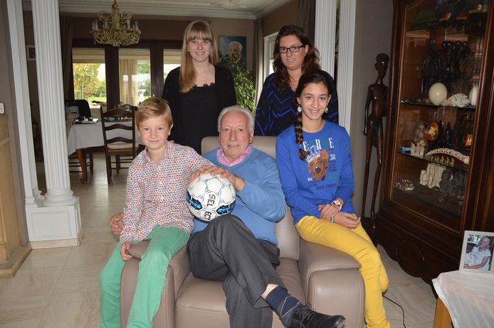 Michel Casteur met kleinzoon Michiel (8), kleindochter Silke (18), dochter Sarah (36) en kleindochter Femke (12).