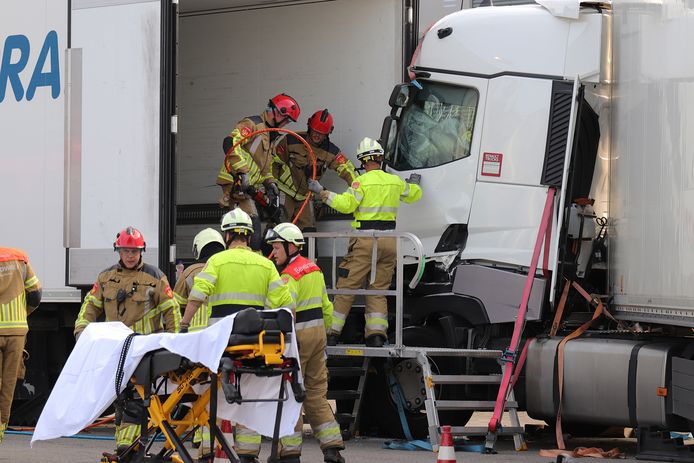 Hulpdiensten zijn enige tijd bezig geweest met het redden van de beknelde chauffeur.