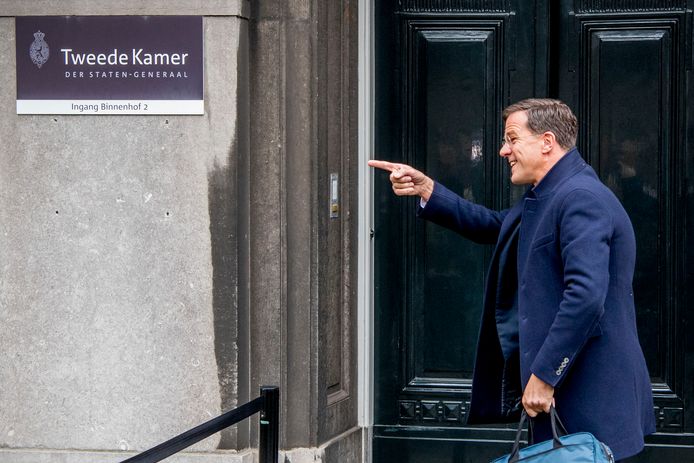 VVD-leider Mark Rutte bij aankomst op het Binnenhof voor het vervolg van de formatiegesprekken.