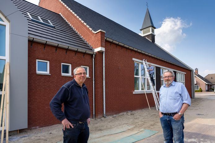 De nieuwe gereformeerde kerk. Links Peter't Hoog, rechts Peter de Graaf en op de ladder in het midden Thijs Schoenmakers.