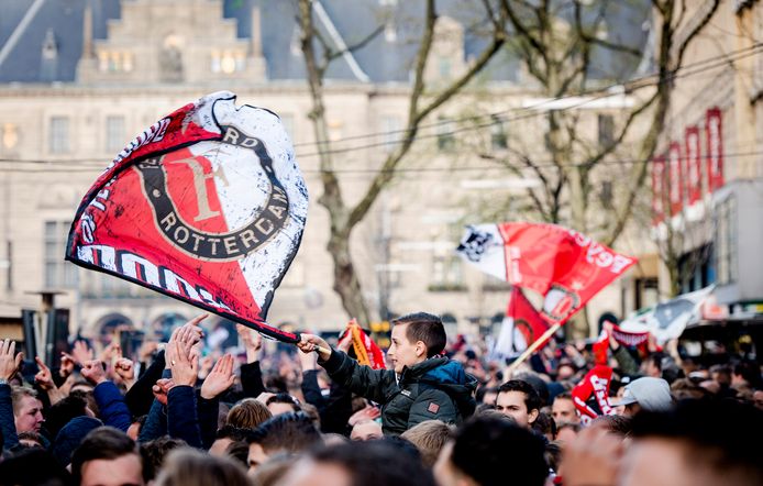 Feyenoord fans op Stadhuisplein nadat hun club de KNVB beker won in 2016.
