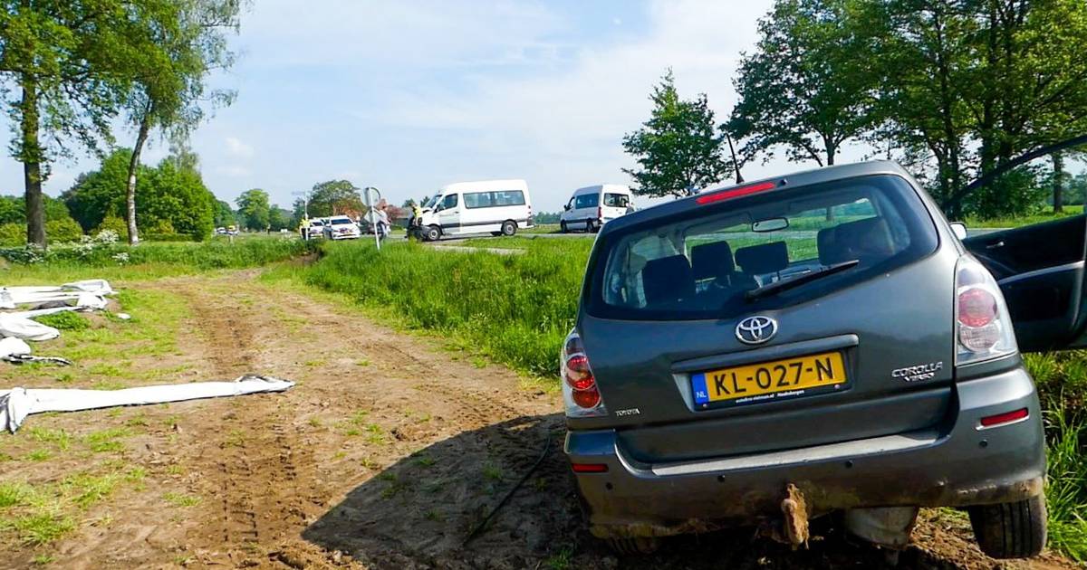 Auto schiet aspergeveld in bij aanrijding op N379 bij Haaksbergen, weg deels afgesloten.