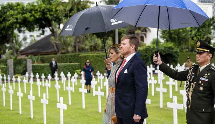 Koning Willem-Alexander en koningin Maxima leggen een krans op het Nederlandse ereveld in Jakarta.