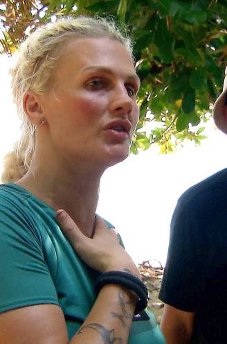 Kooivechtster Cindy Dandois haalt uit naar makers ‘Million Dollar Island’ na verplichte exit: “Het is neppe boel”
