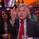 Omstreden Johan Derksen toont bij terugkeer op televisie middelvinger aan ‘alle mensen in talkshows die excuses eisen’