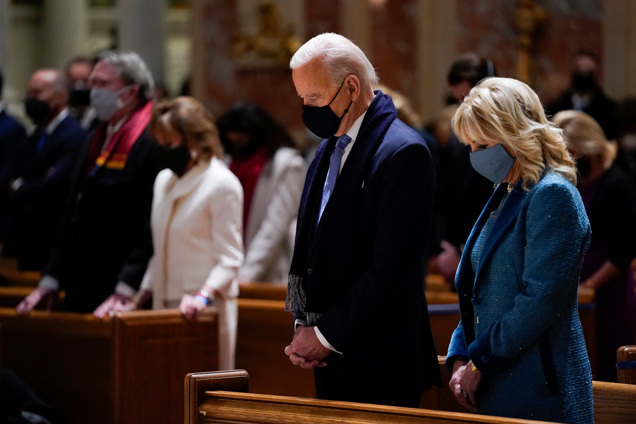 Joe Biden en zijn vrouw Jill Biden tijdens een mis.  Beeld AP