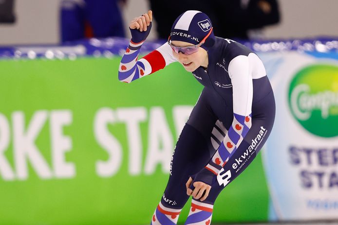 Sanne in 't Hof heeft de stijgende lijn te pakken en wint in Heerenveen de afsluitende 5 kilometer.