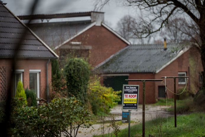 Bij verhuizingen komen er vaker borden met ‘Te koop’ bij boerderijen te staan.