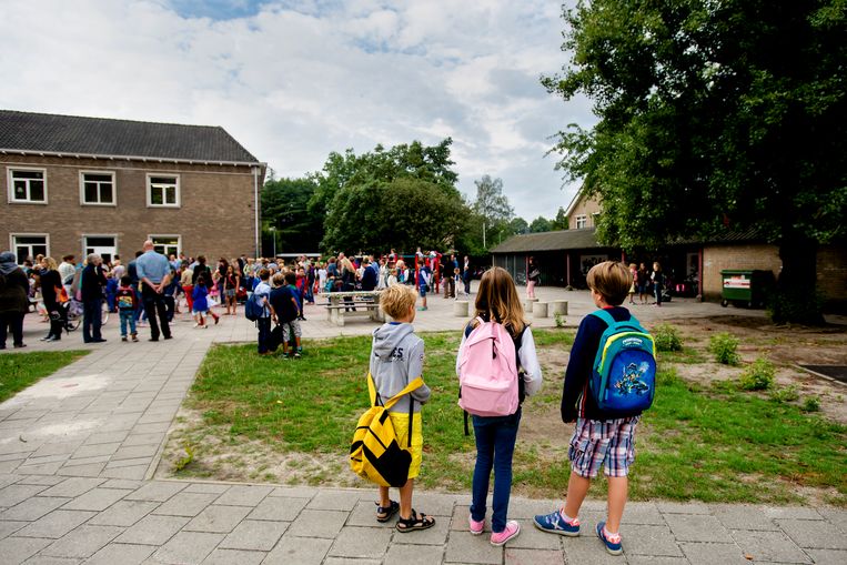 Een vol schoolplein op de eerste schooldag na de zomervakantie. 'Een school wordt een anti-pestschool doordat álle juffen en meesters op één lijn zitten.' Beeld ANP