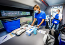 Medewerkers van de GGD in de prikbus in Alblasserdam.