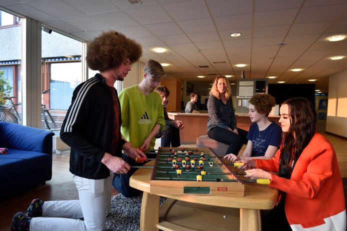 De bewoners van voormalig verpleeghuis Bloemendaal (rechts met rode jas Jamie van Helden) zijn blij dat ze waarschijnlijk met elkaar kunnen verhuizen naar het GGZ-complex. Op de achtergrond de actievoerende moeder Marije Veen.