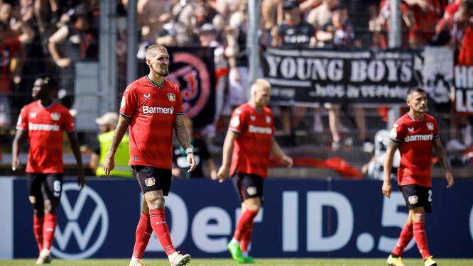 Mitchel Bakker en Jeremie Frimpong blameren zich met Bayer Leverkusen in Duits bekertoernooi