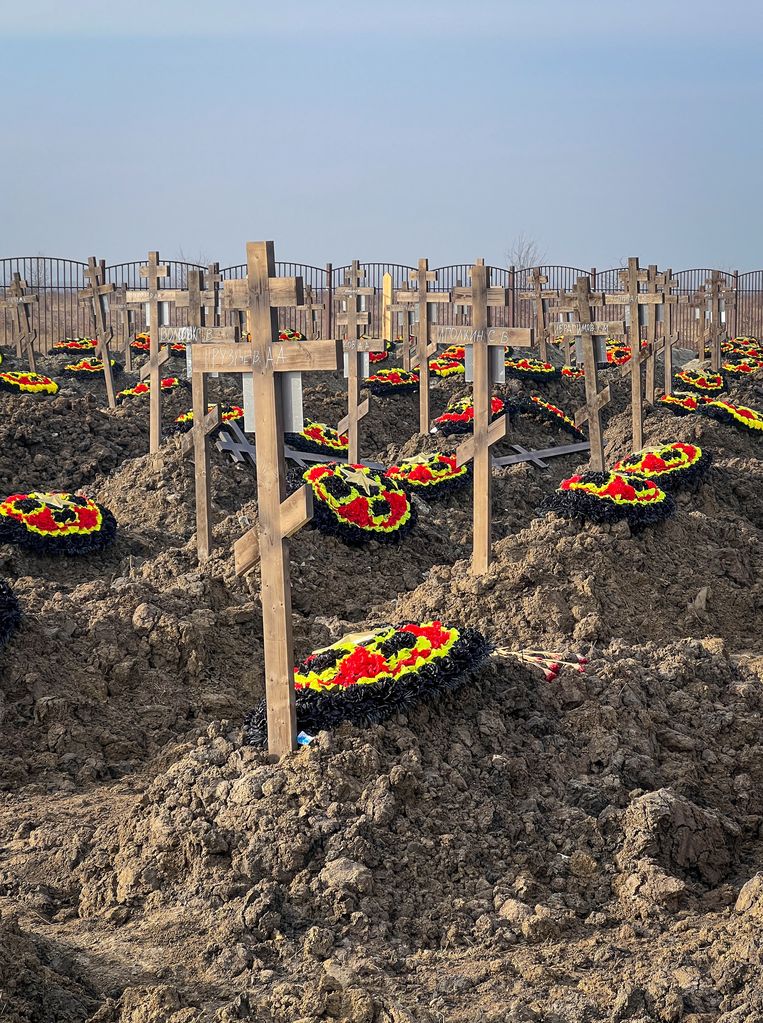 Graven van Russische huurlingen van de Wagner-groep bij Bakinskaja in de regio Krasnodar. Beeld REUTERS
